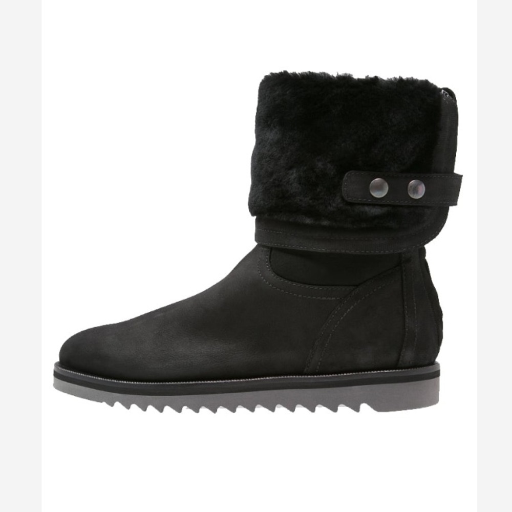 NWT Aquatalia Paloma boots size 8